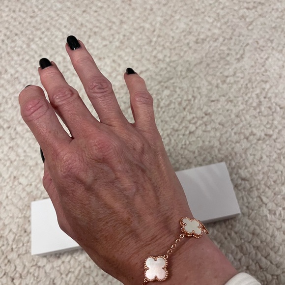 Rose gold & Mother of Pearl clover bracelet - Picture 4 of 5